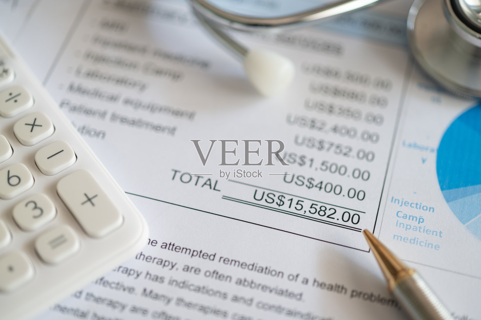 用计算器和听诊器记录医疗费用。意外医疗费用计划的概念。照片摄影图片