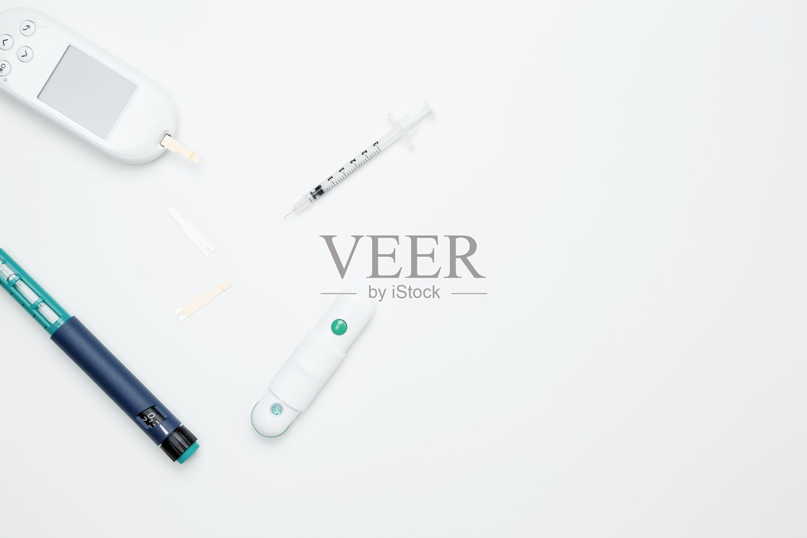 糖尿病概念用血糖仪，注射笔用胰岛素，血液试纸条。全球糖尿病意识的概念。前视图。本空间照片摄影图片