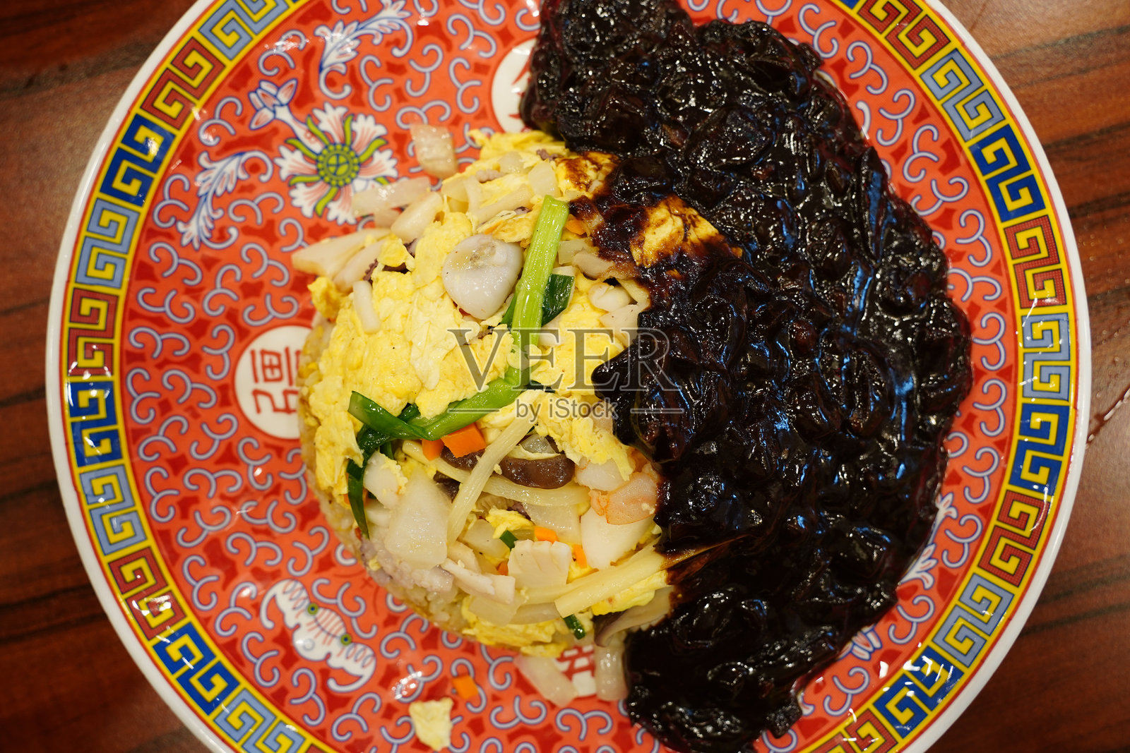 韩式中国炒饭。通常在上面撒上辣酱。照片摄影图片