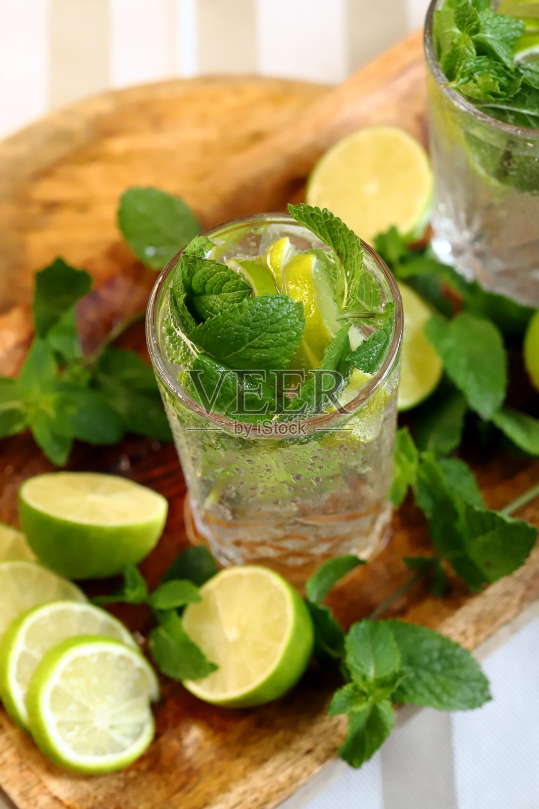 排毒饮料与薄荷酸橙和矿泉水在一个玻璃罐中照片摄影图片