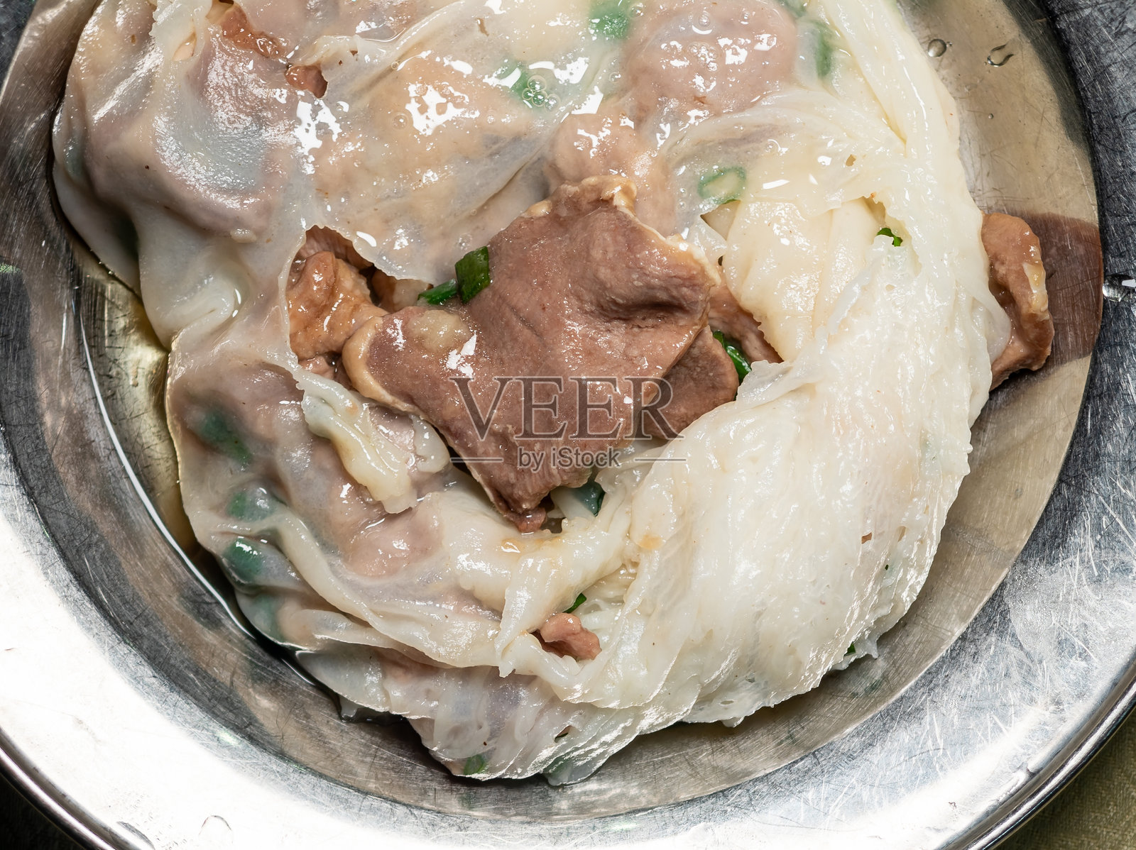 盘子里有猪肉饭卷照片摄影图片