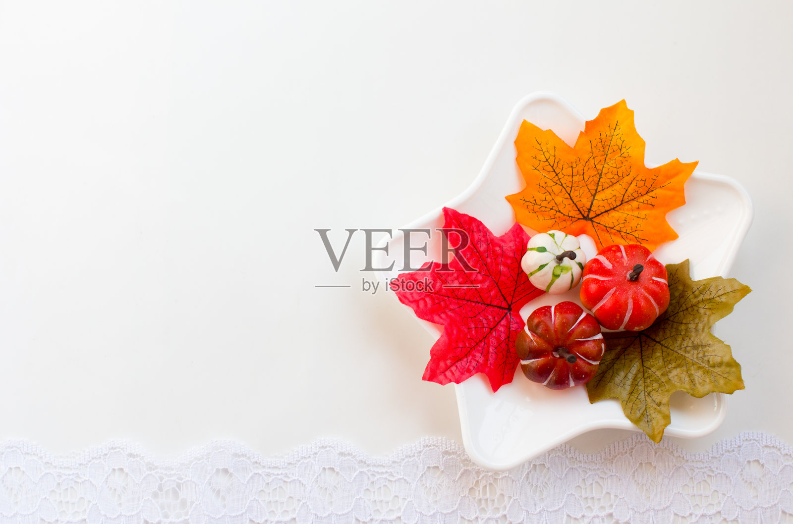 星星形状的小南瓜放在白色盘子里。复印空间，一张喜庆的秋日明信片照片摄影图片