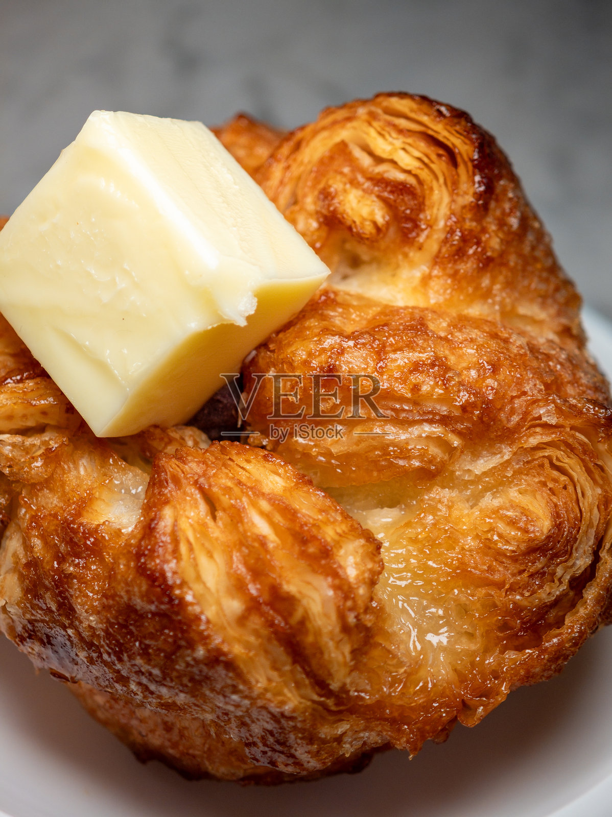 安曼黄油卷放在餐盘上照片摄影图片