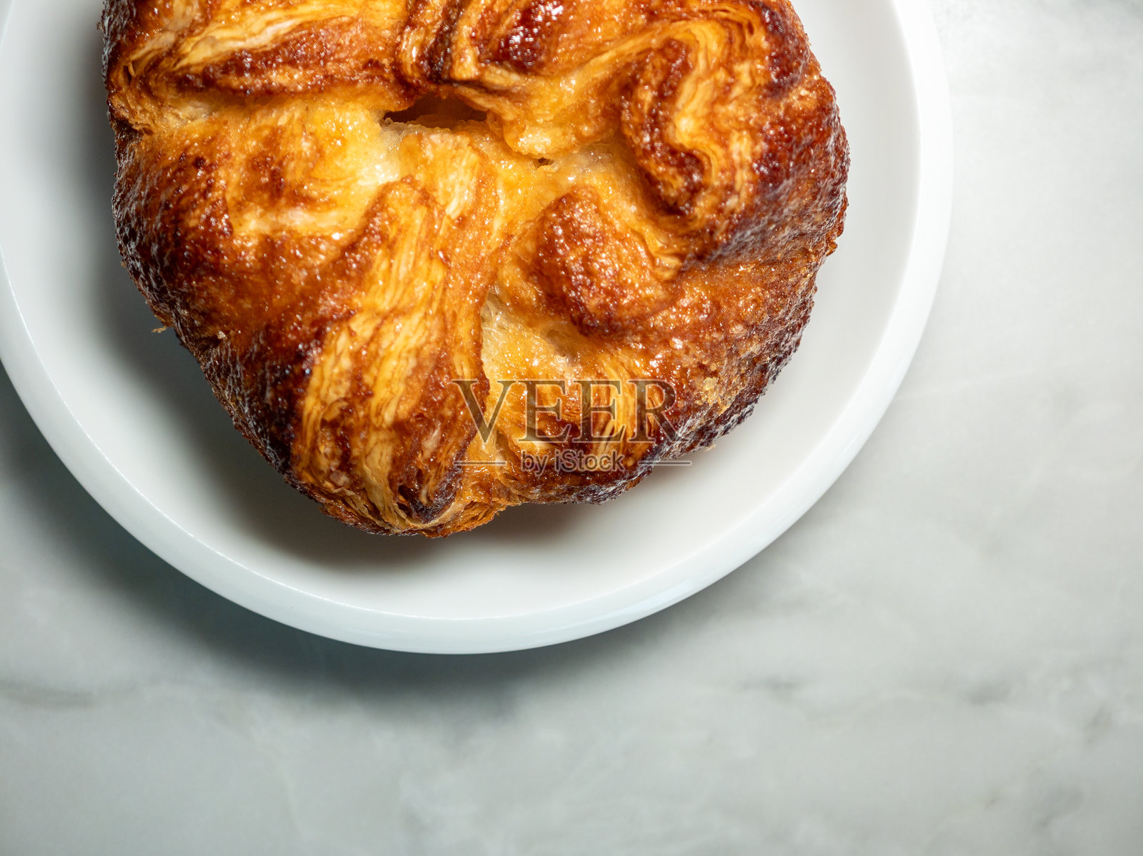 安曼黄油卷放在餐盘上照片摄影图片