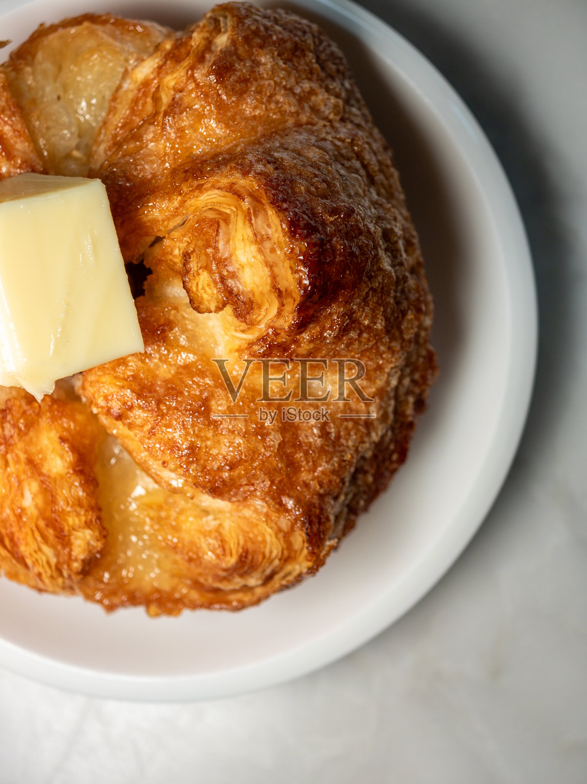 安曼黄油卷放在餐盘上照片摄影图片