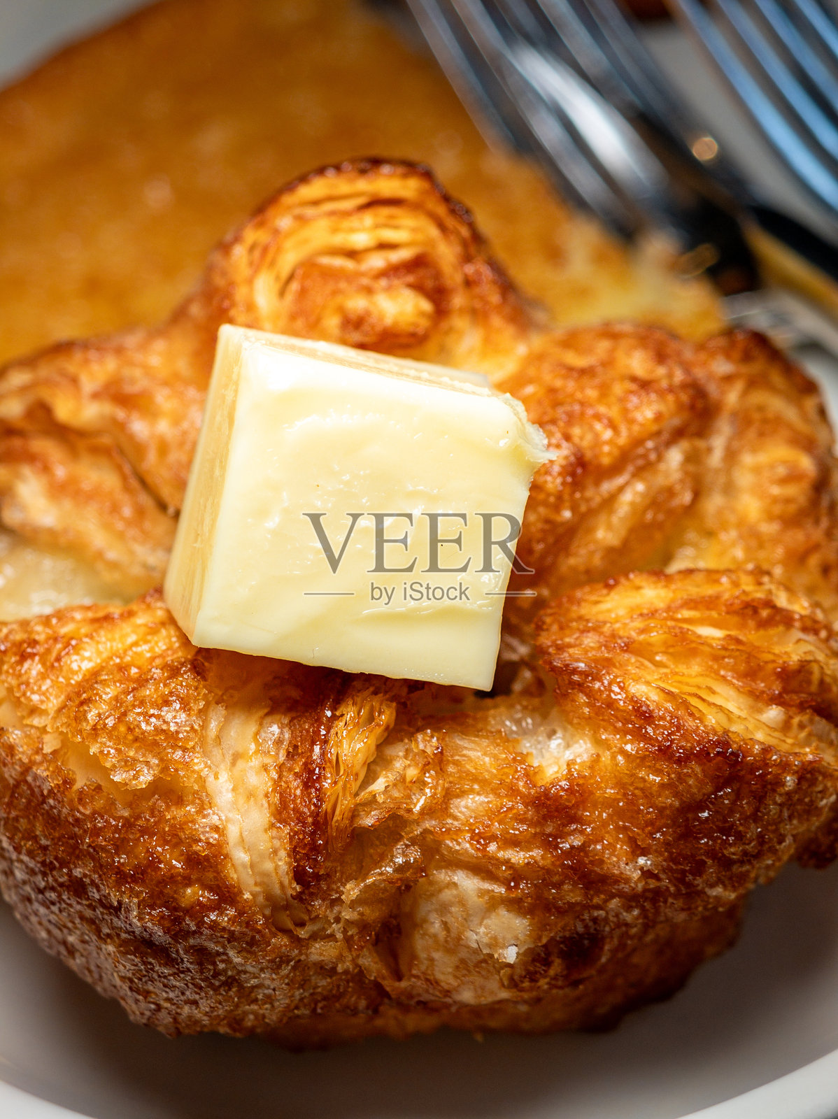 安曼黄油卷放在餐盘上照片摄影图片