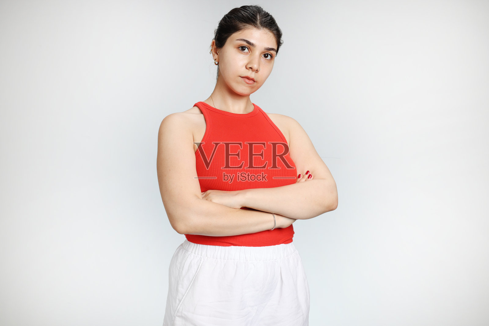 在白色背景上双臂交叉的自信女人照片摄影图片