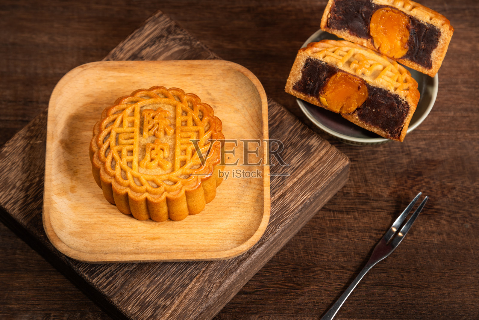 中秋节特色传统食品手工月饼拍摄工作室特写照片摄影图片