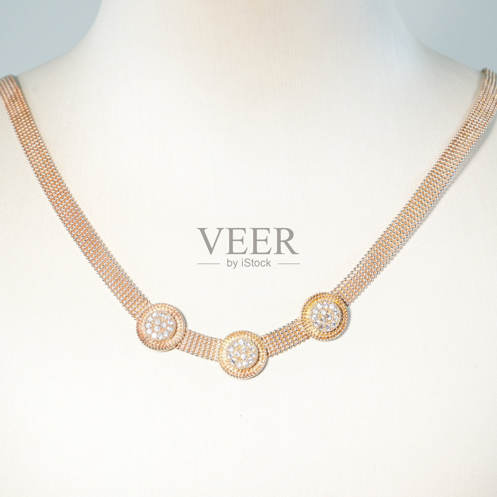 时尚和优雅的黄金项链在复古风格拍摄的白色背景照片摄影图片