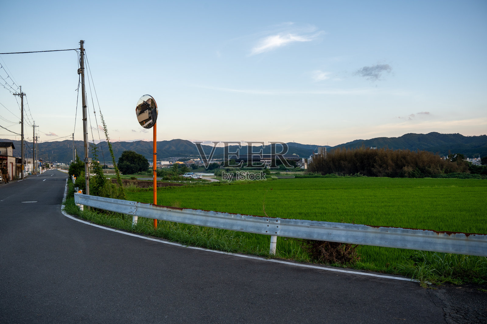 黄昏的怀旧小镇照片摄影图片