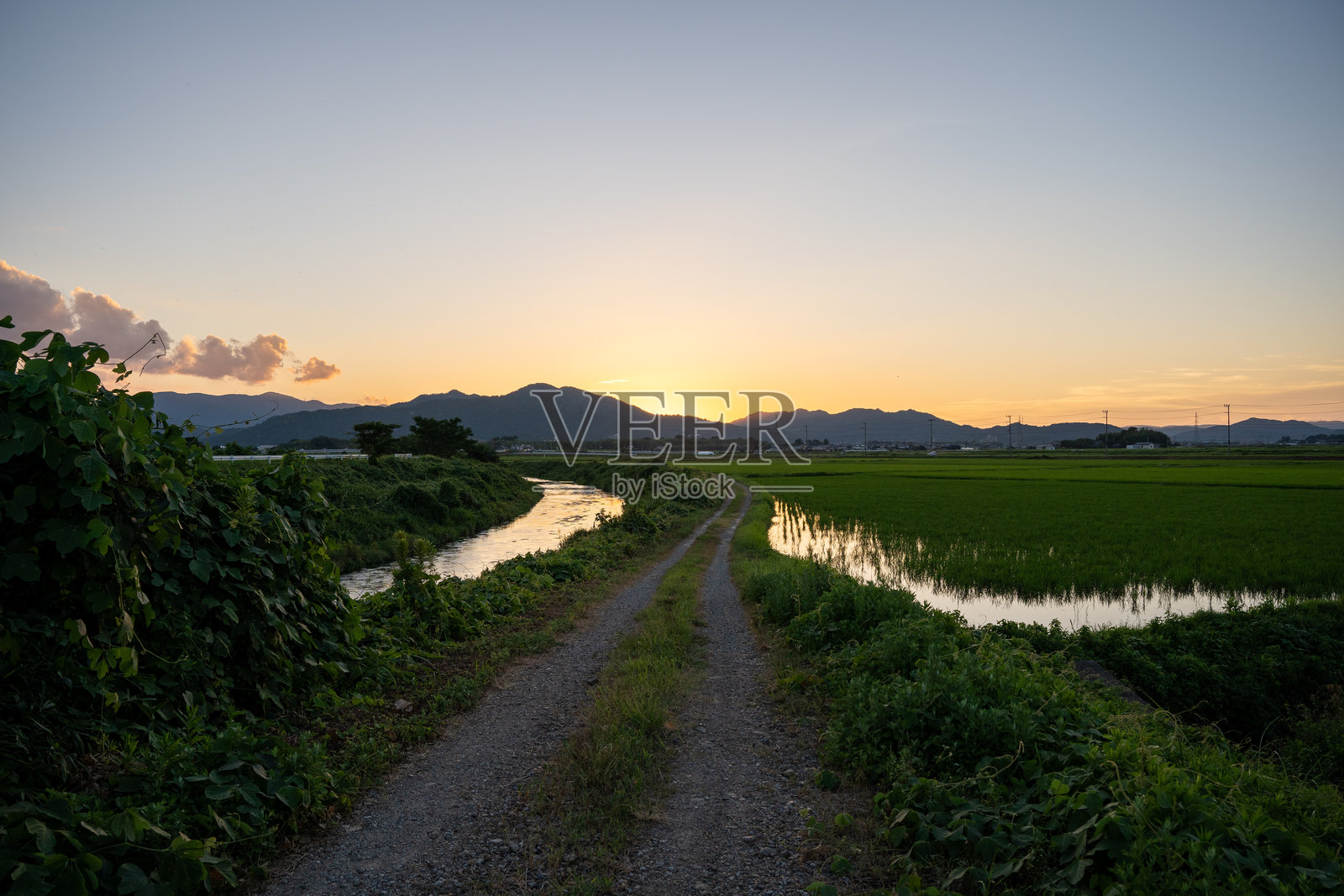 从黄昏到黎明照片摄影图片
