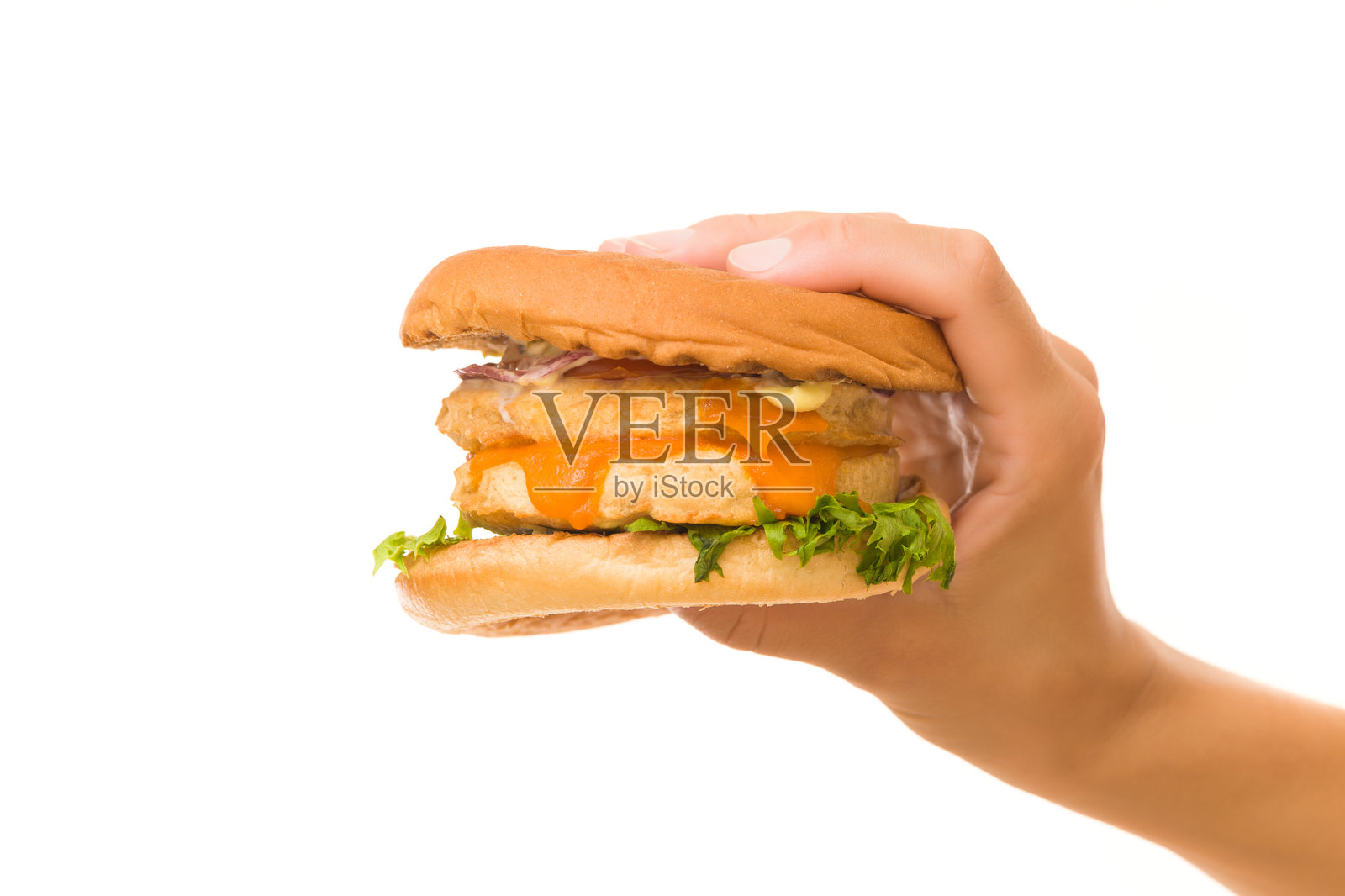 年轻的成年妇女手拿新鲜的双层鸡肉汉堡孤立在白色背景。特写镜头。吃快餐。前视图。照片摄影图片