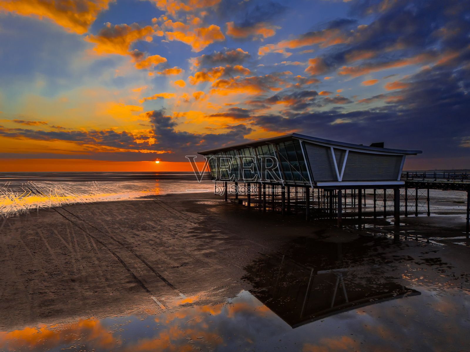 南港码头鸟瞰图与令人惊叹的日落，南港默西塞德郡照片摄影图片