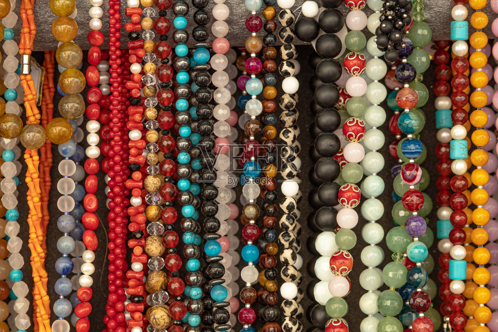 手工宝石首饰特写。彩色抽象背景照片摄影图片