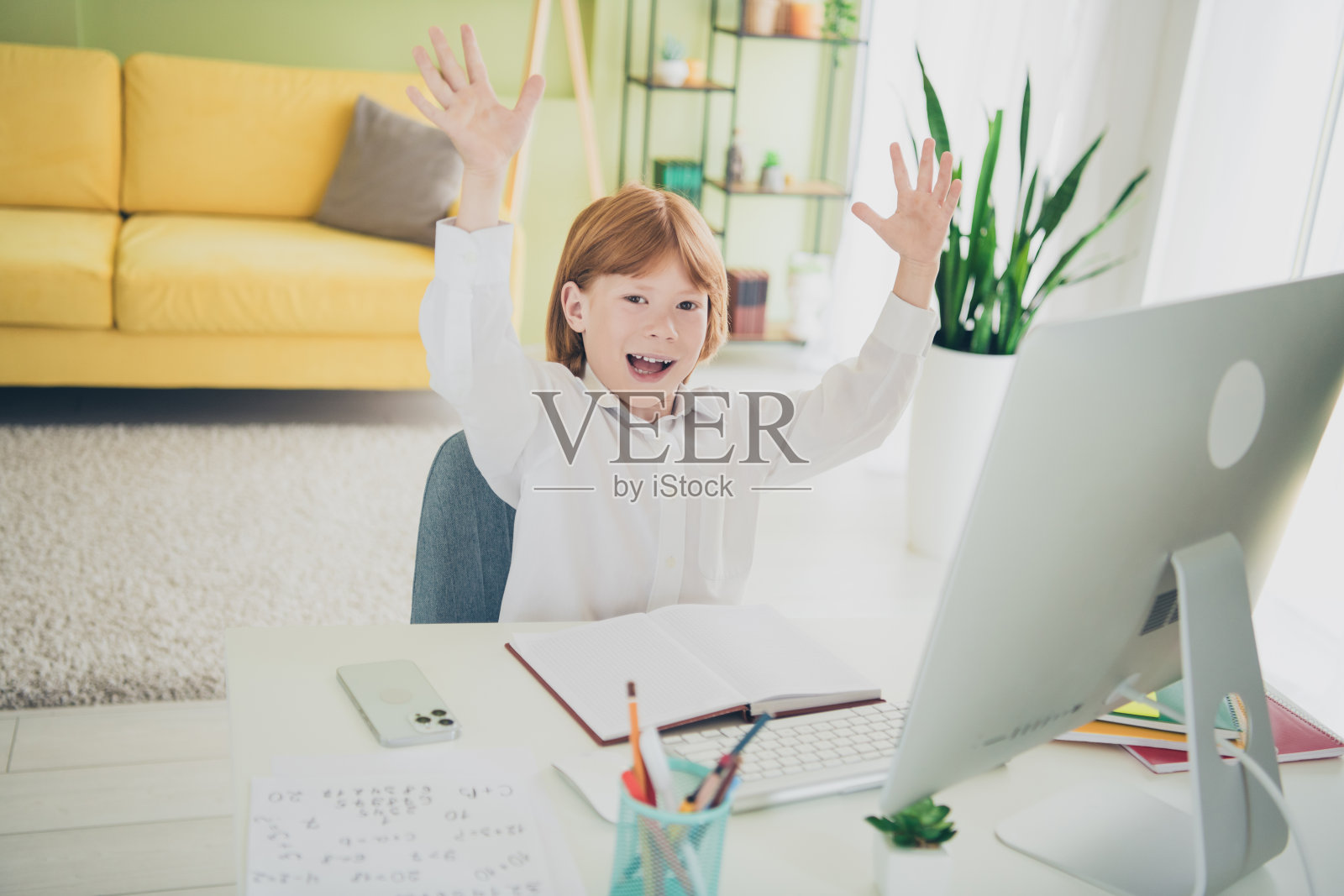 肖像欢快的快乐迷人的学习者男孩坐椅子桌面使用电脑视频通过考试现代公寓室内照片摄影图片