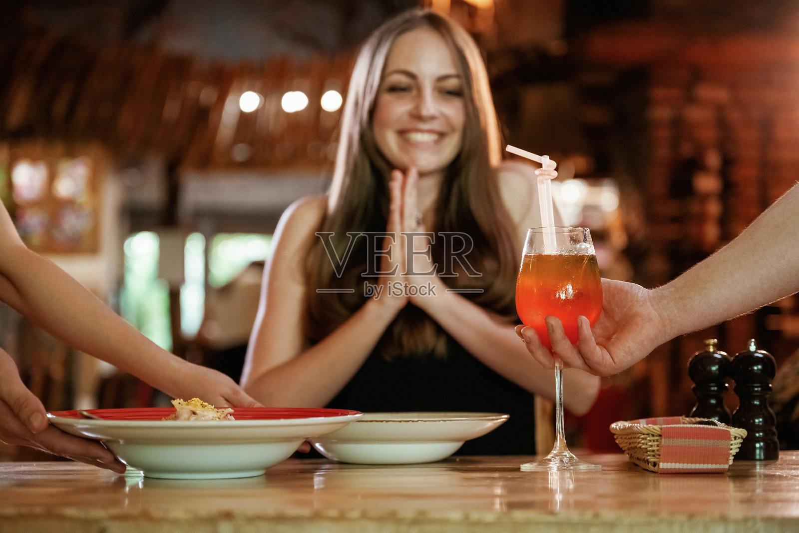 服务员端来了食物。女人在餐厅里照片摄影图片