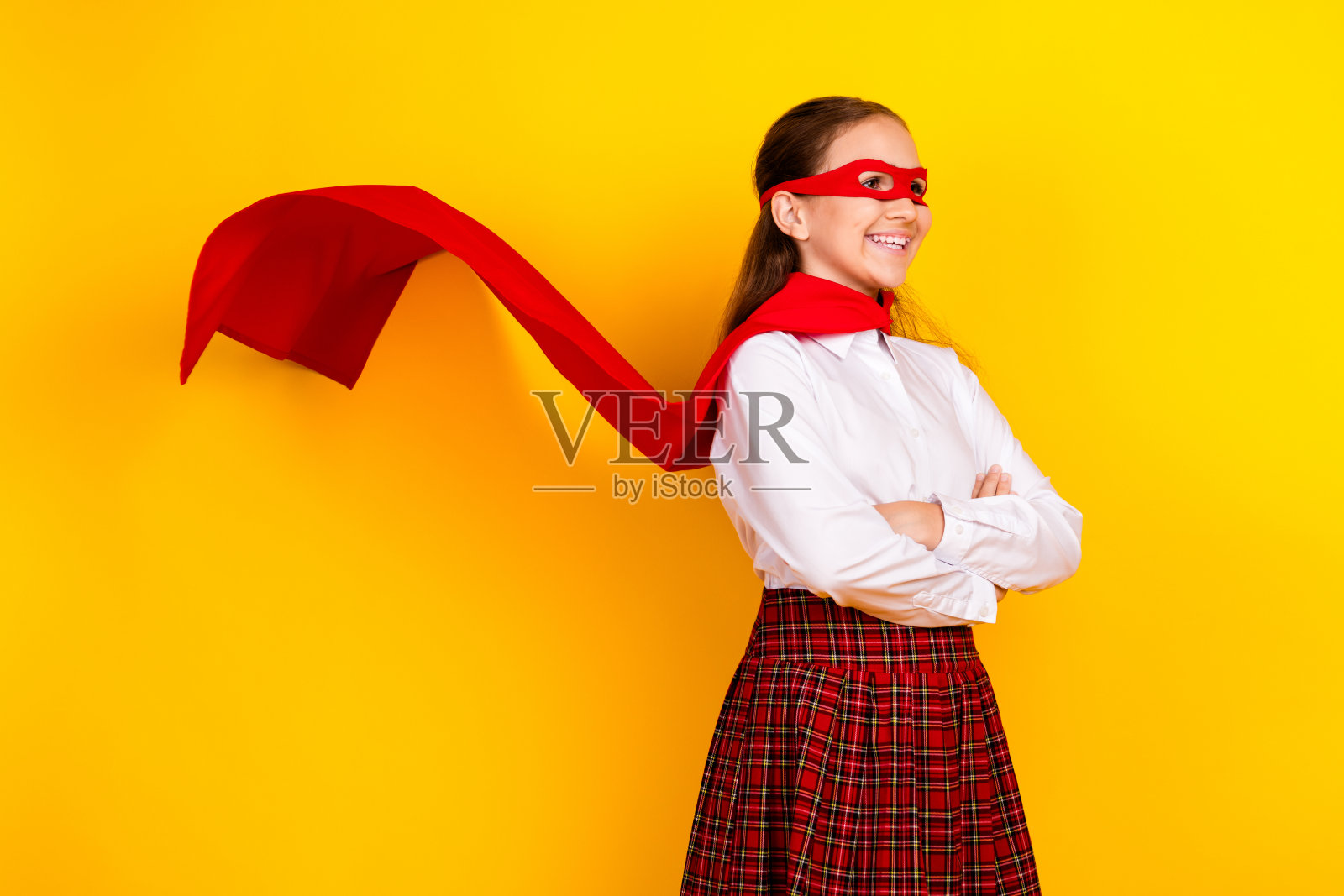 照片肖像迷人的十几岁的小学生女孩交叉双手自信的超级英雄穿着时髦的制服孤立的黄色背景照片摄影图片