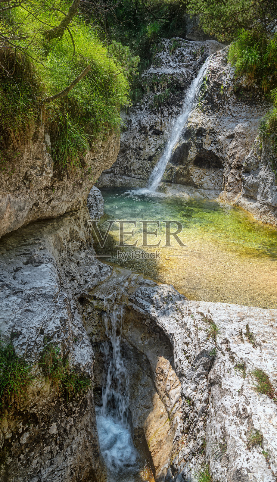 岩石间的小瀑布照片摄影图片