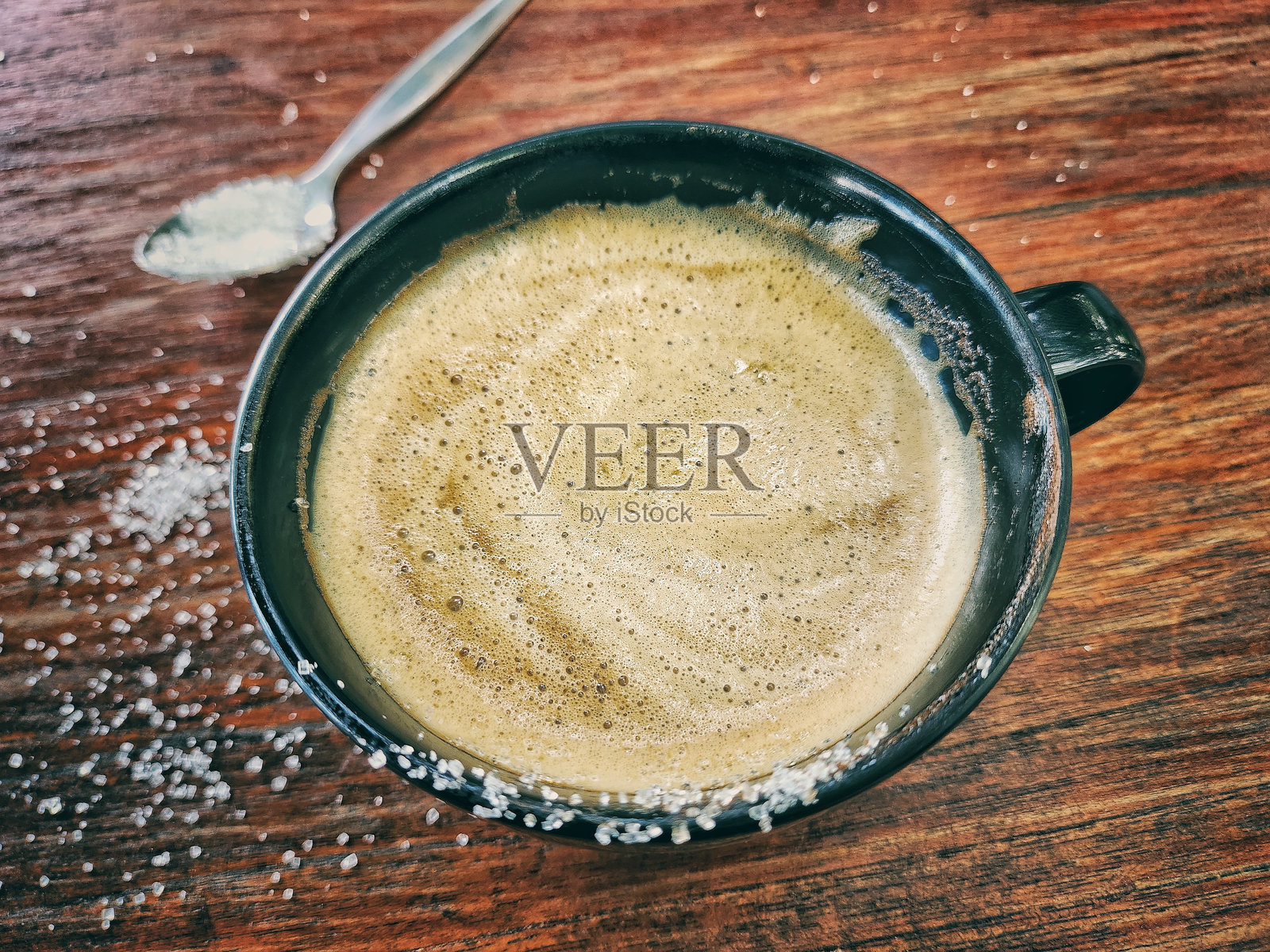 拿铁咖啡加牛奶和糖在木材背景照片摄影图片