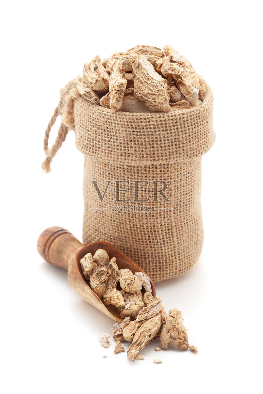 特写干有机生姜根(Zingiber officinale)或sonth，在一个黄麻袋和勺子。照片摄影图片