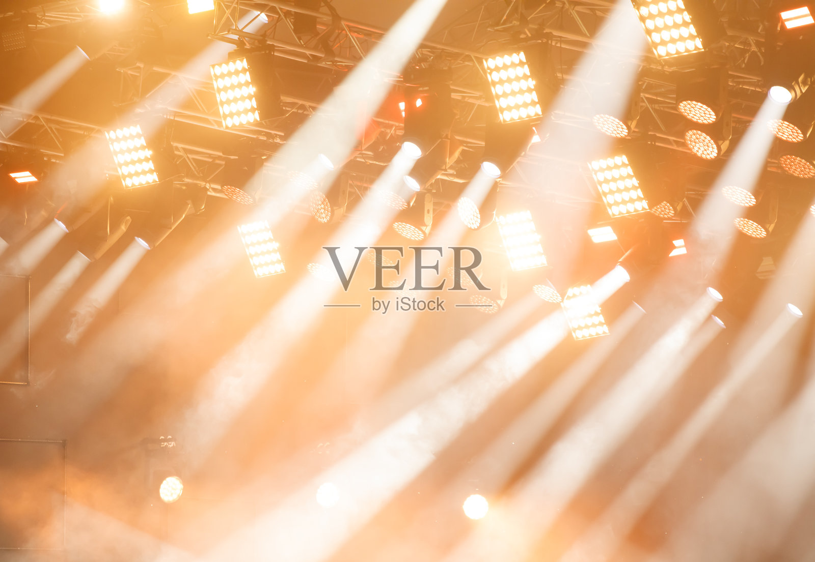 音乐会舞台上的橘红色照片摄影图片