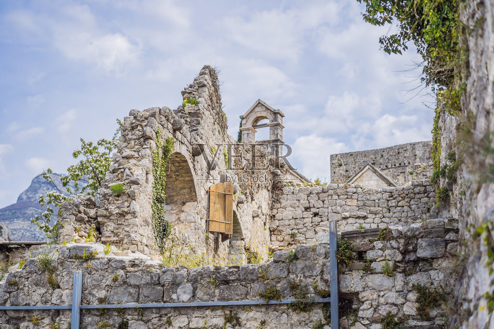 黑山巴尔市附近斯塔里巴尔镇的城堡遗址阳光明媚的景色照片摄影图片