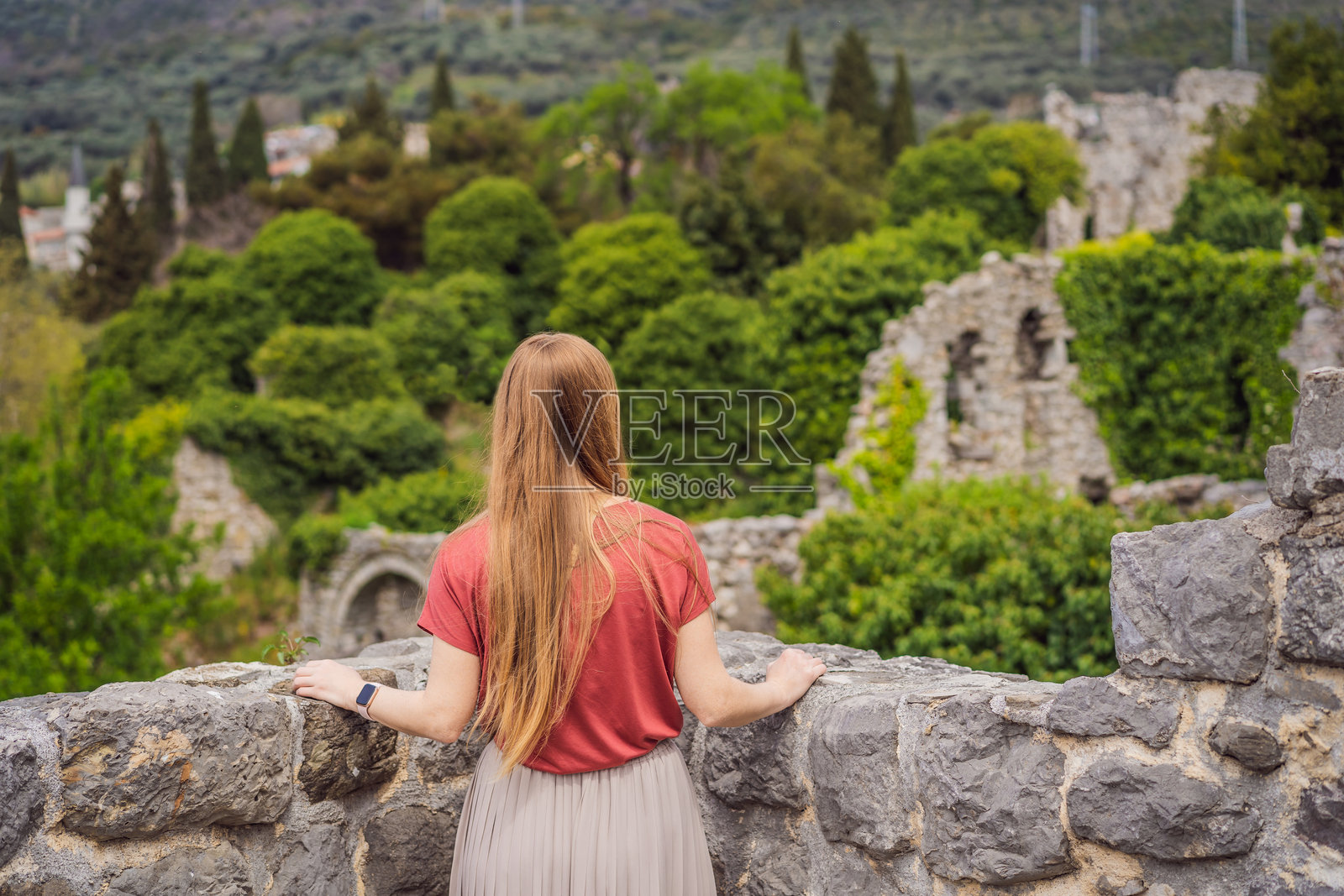 在黑山巴尔老城漫步的女游客照片摄影图片
