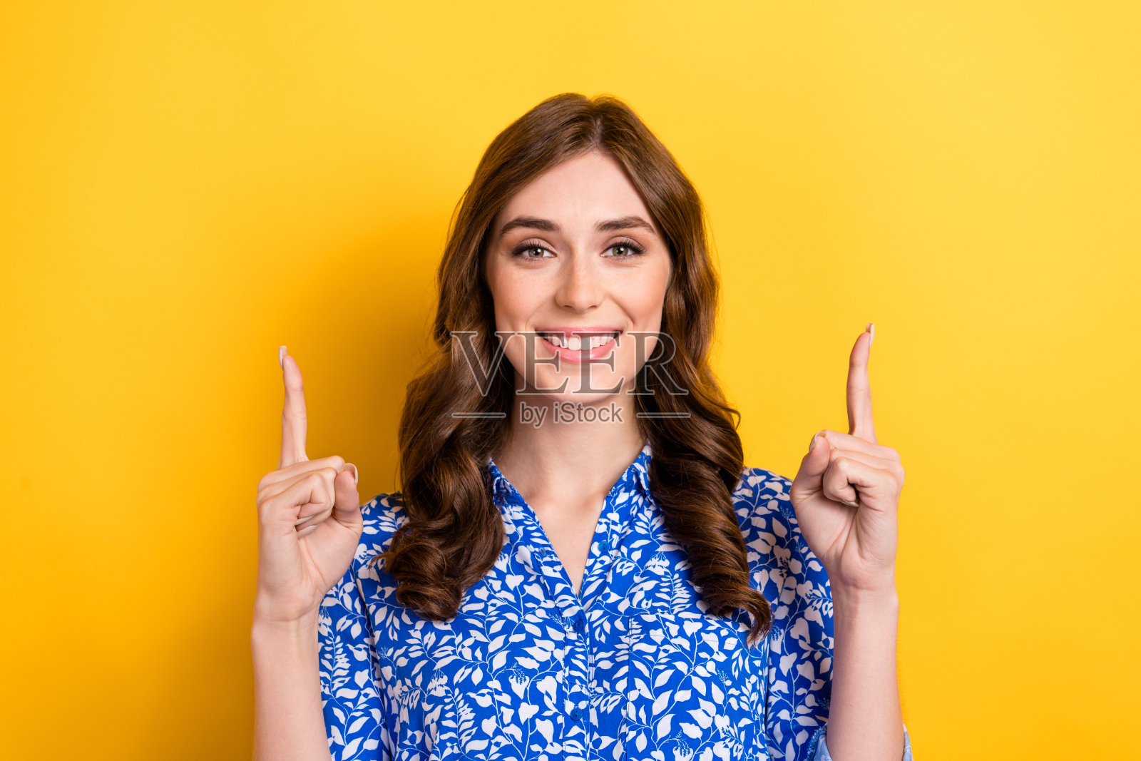 照片华丽的女士露齿微笑手臂直接空的空间横幅和低价产品孤立的黄色背景照片摄影图片