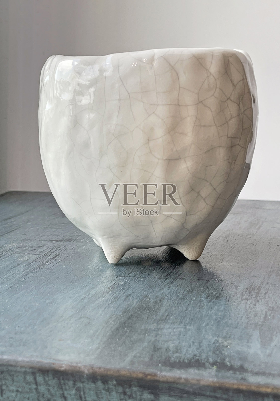 白色手工釉瓷花盆在蓝色的背景。园艺用的空花盆照片摄影图片