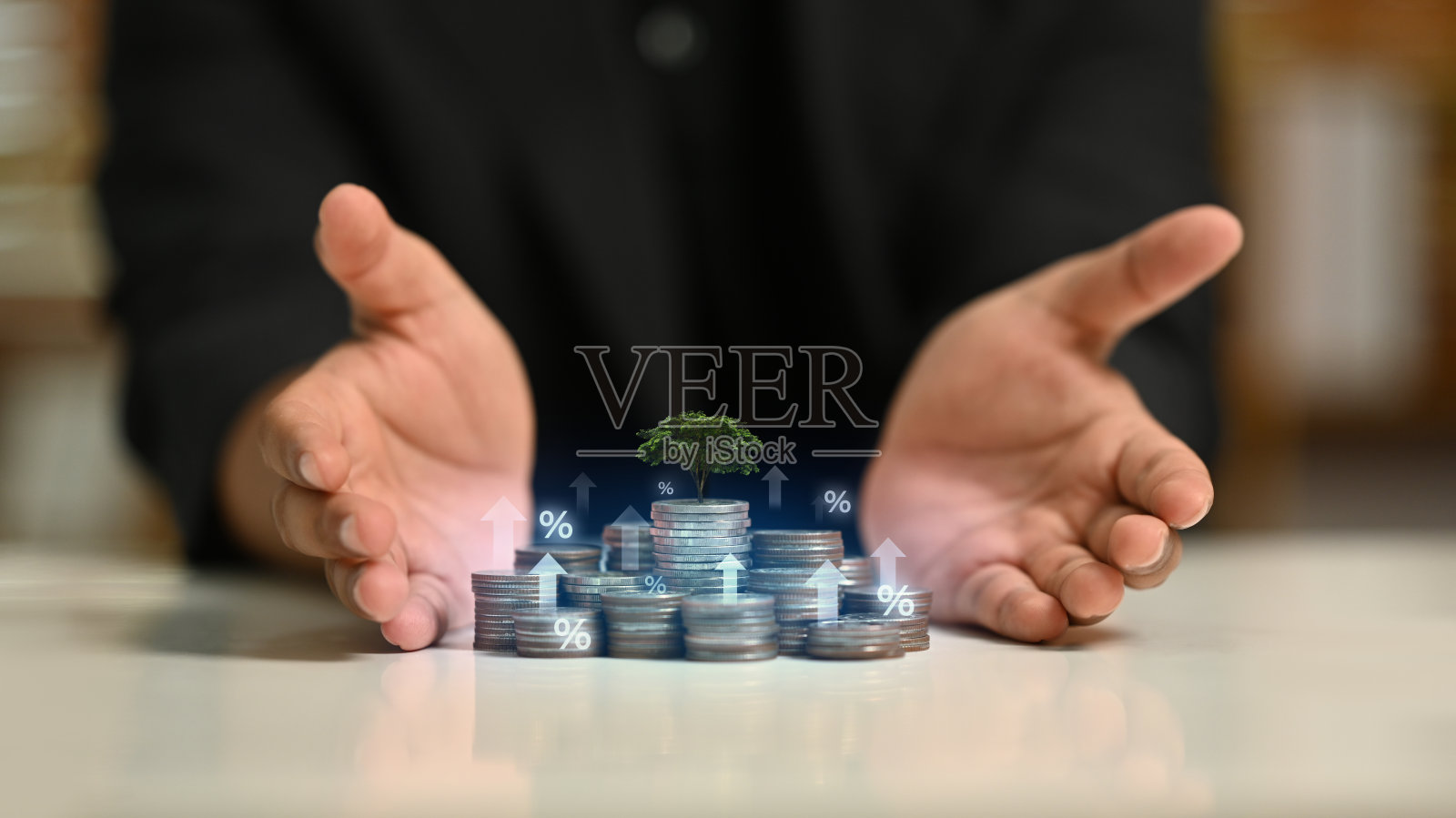 手捂着一堆硬币和一棵树。成长和繁荣的概念，因为树代表了成长的潜力。照片摄影图片