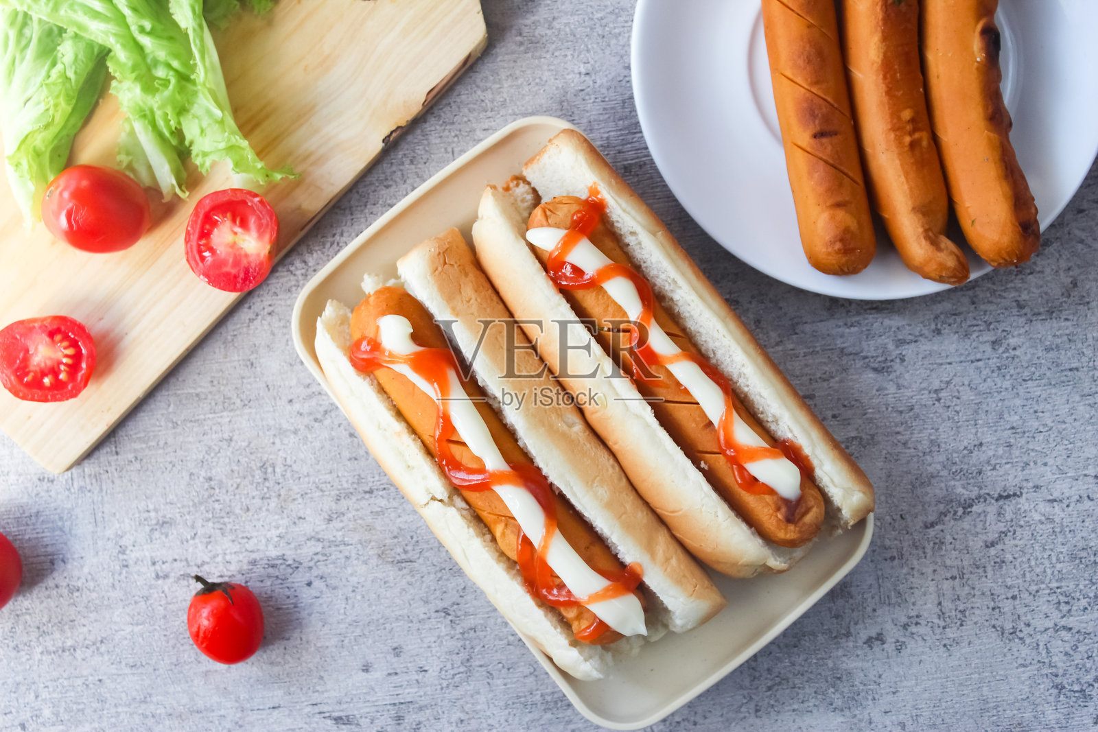 自制热狗加酱汁照片摄影图片