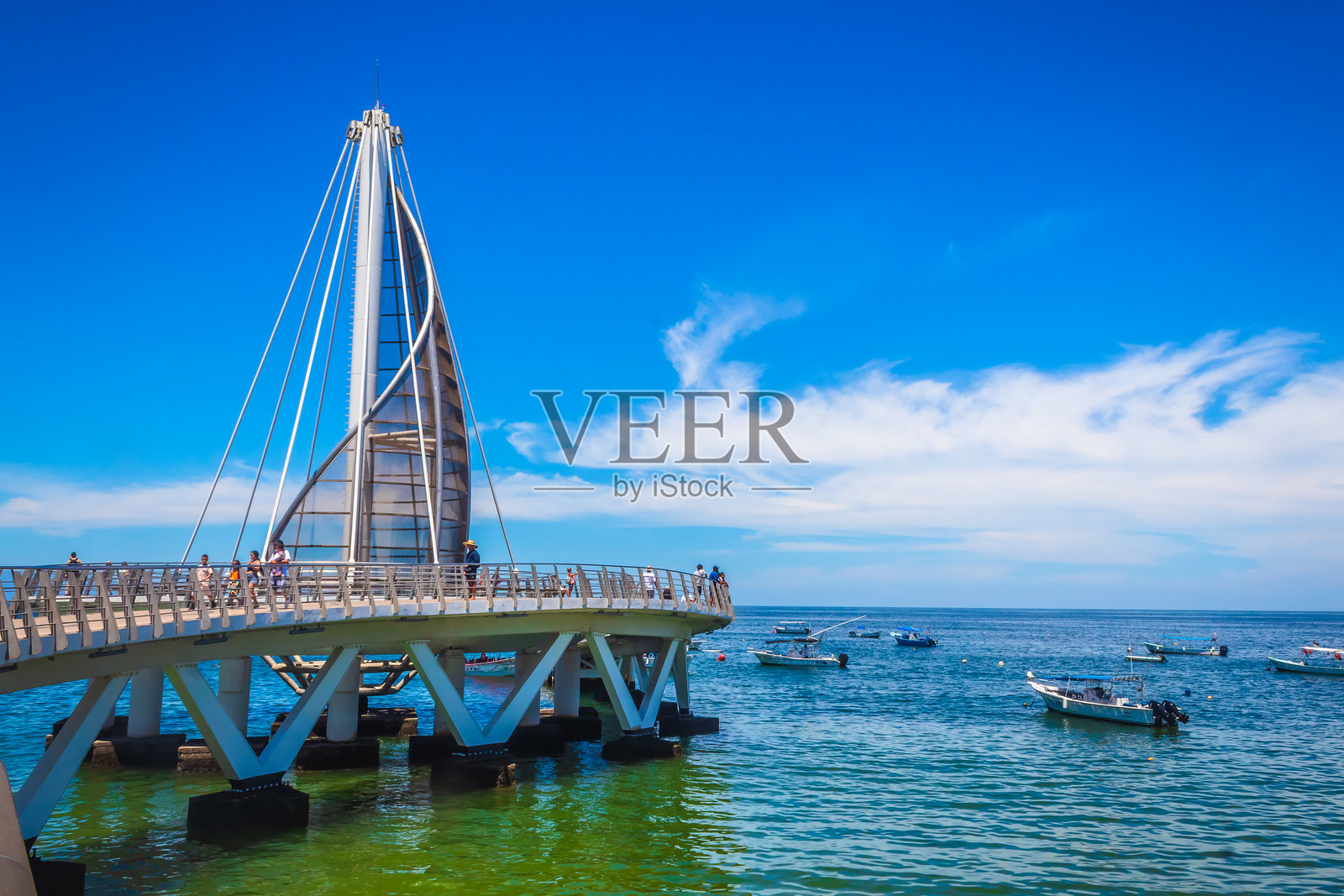 哈利斯科州巴亚尔塔港的Los Muertos海滩码头，阳光明媚的一天与码头在一起照片摄影图片