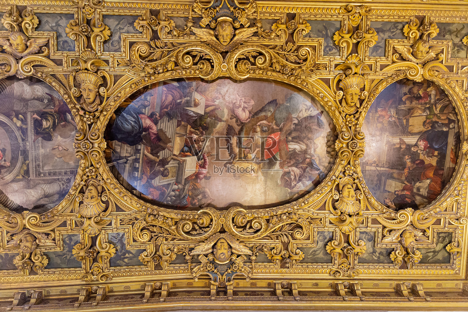 圣乔凡尼保罗大教堂天花板上的黄金装饰照片摄影图片