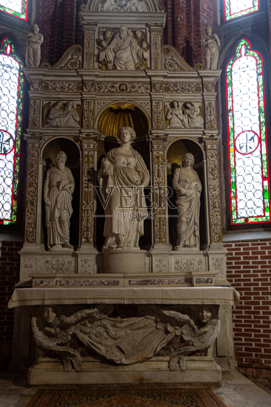 圣乔凡尼保罗大教堂的石棺照片摄影图片