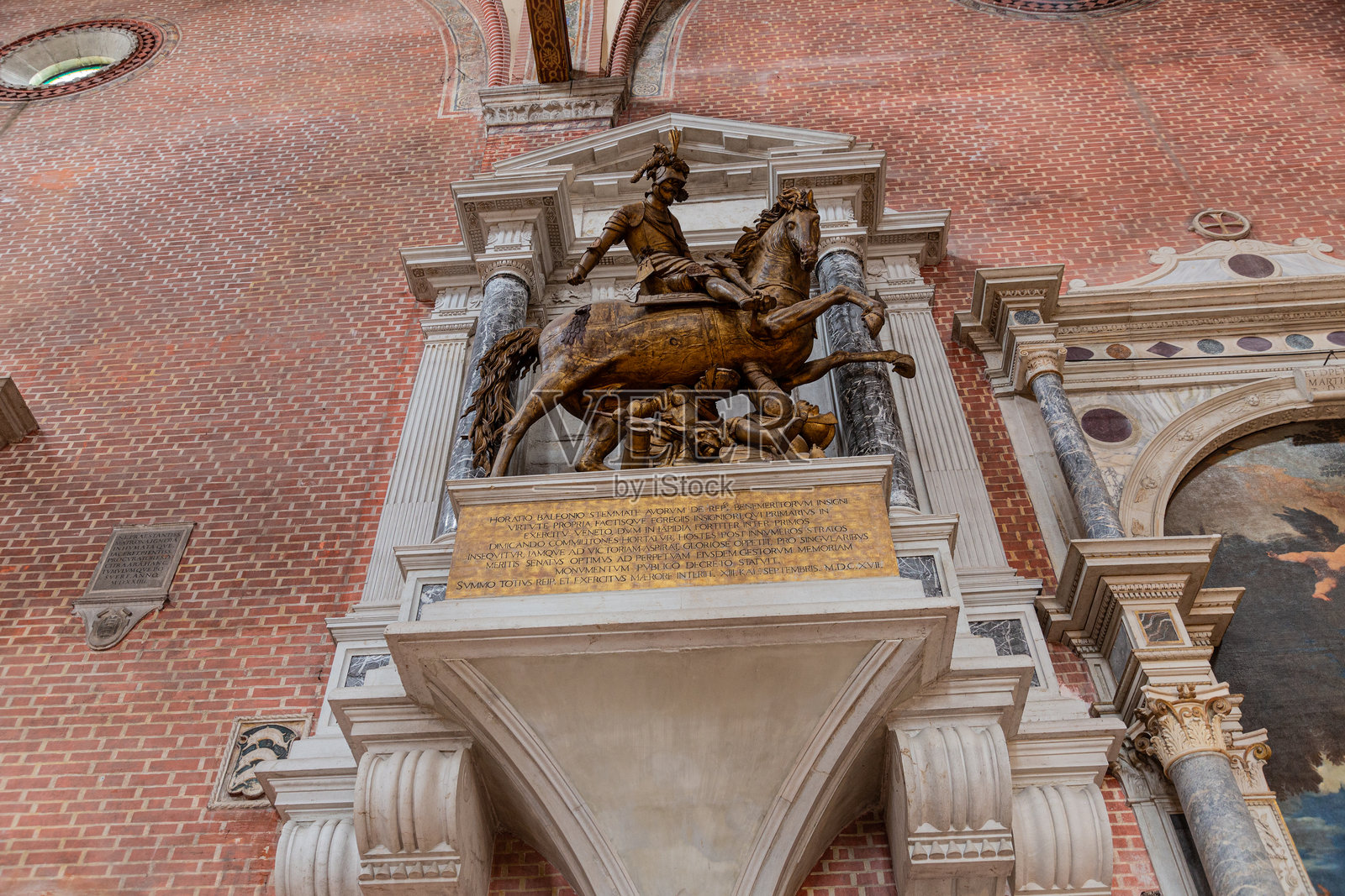 圣乔凡尼保罗大教堂的石棺照片摄影图片