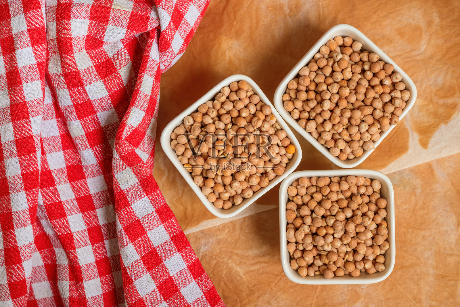 三碗红格布鹰嘴豆，俯视图照片摄影图片