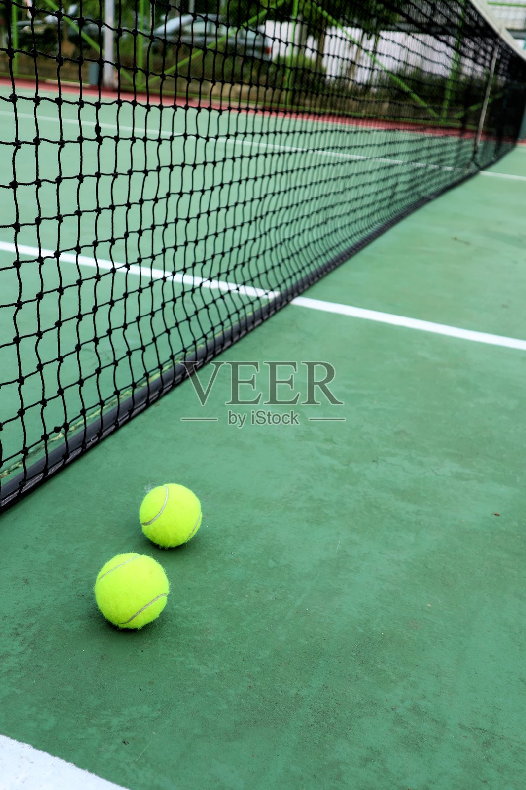 绿色网球场上的网球。运动生活方式的概念。健康的概念。照片摄影图片