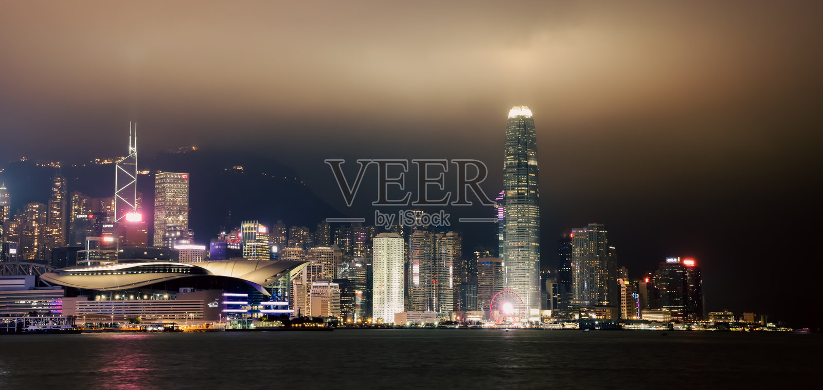 夜景展示了香港充满活力的天际线，灯火通明的摩天大楼和宁静的海港景观照片摄影图片