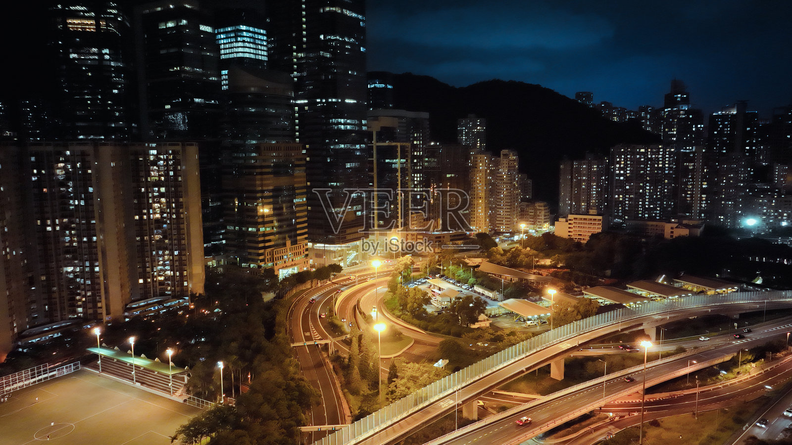 明亮的夜景，展现香港充满活力的天际线和繁华的道路照片摄影图片