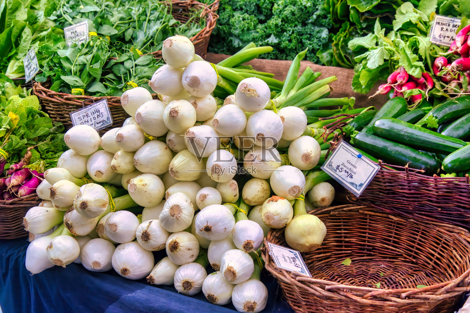 农贸市场的新鲜葱照片摄影图片
