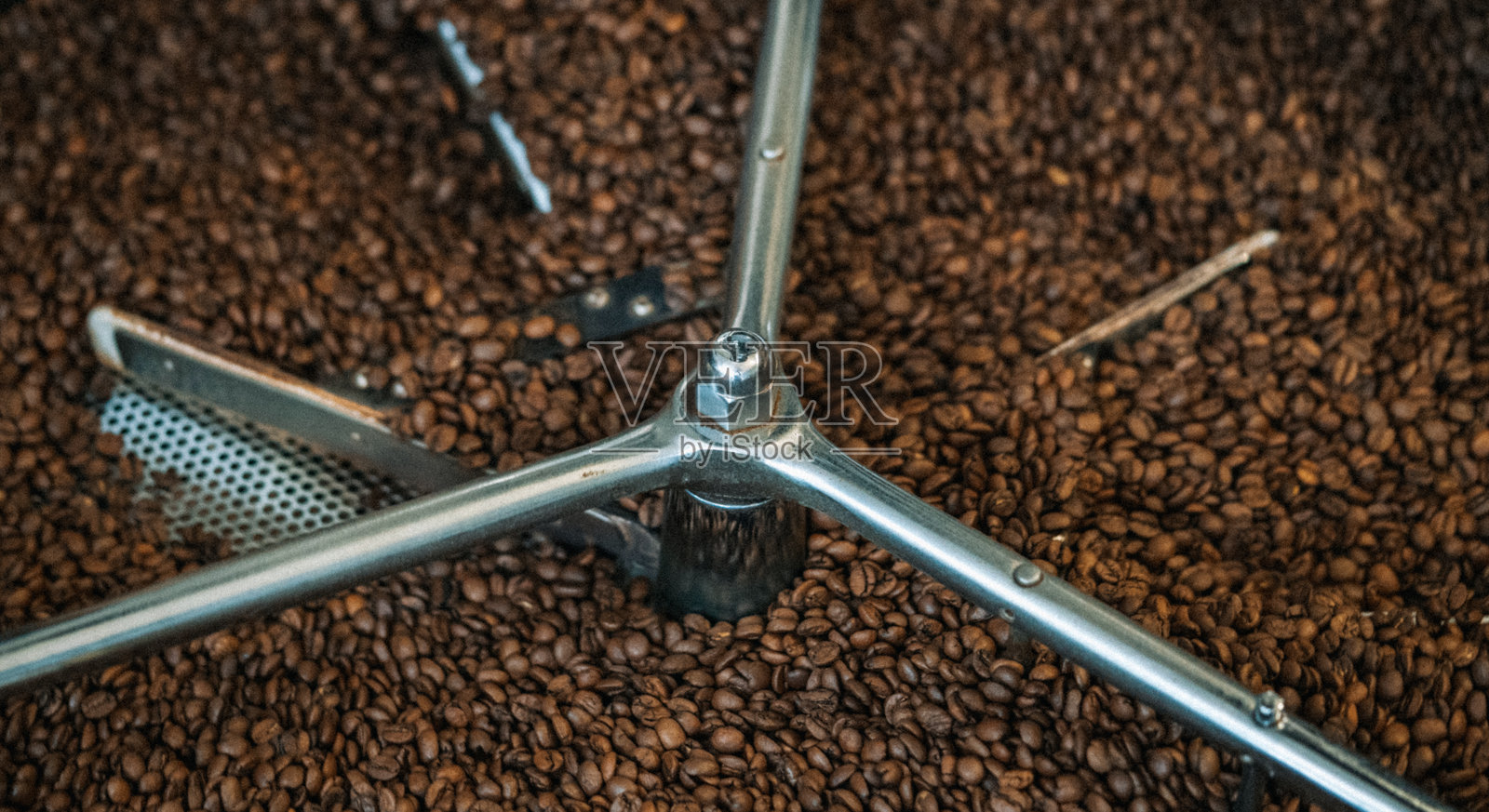 咖啡在咖啡烘焙机里烘烤。照片摄影图片