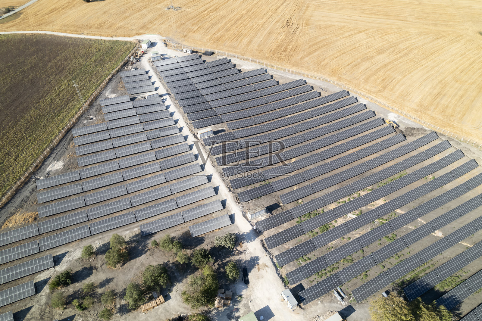 山上的太阳能电池板鸟瞰图照片摄影图片