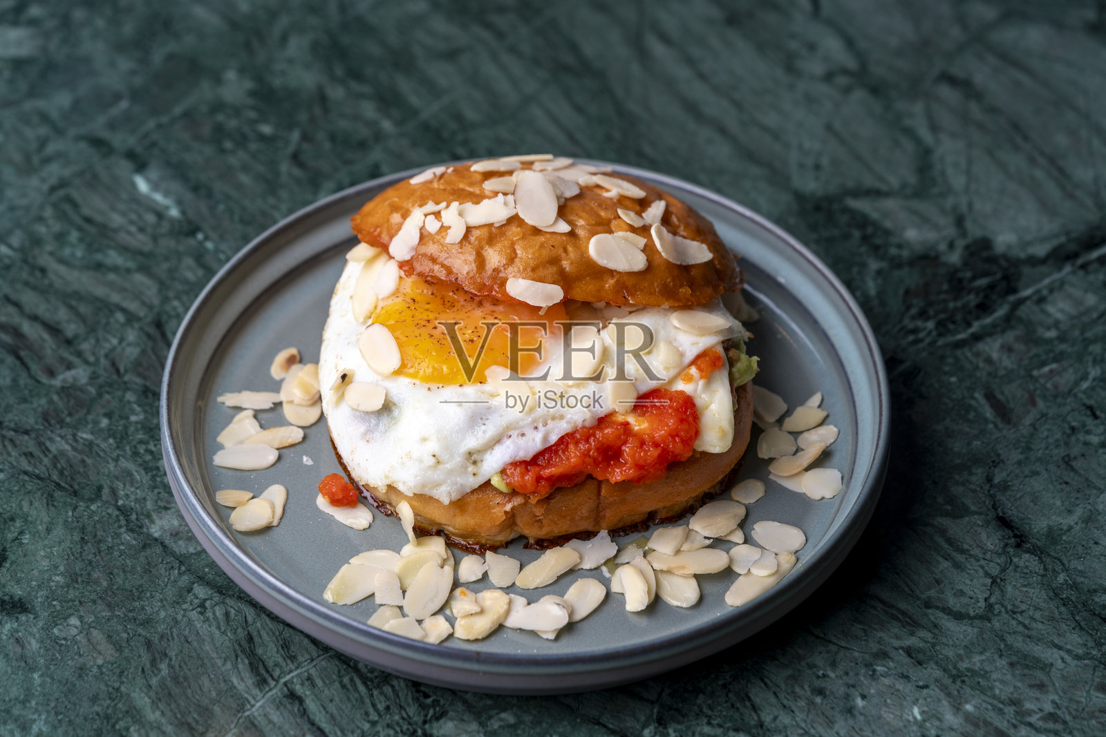 鸡蛋牛油果汉堡配杏仁片，健康早餐照片摄影图片