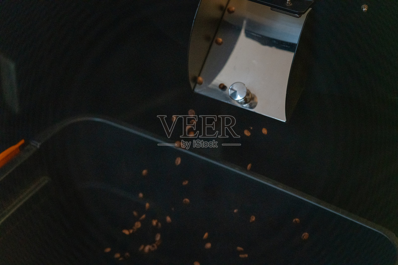 咖啡在咖啡烘焙机里烘烤。照片摄影图片