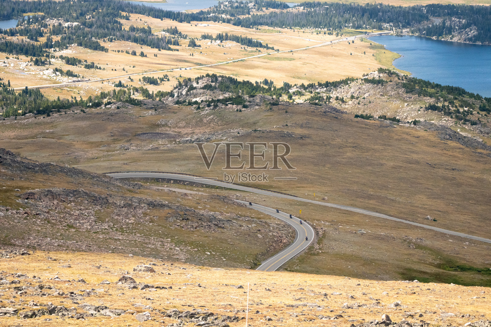 山上高速公路上的摩托车照片摄影图片