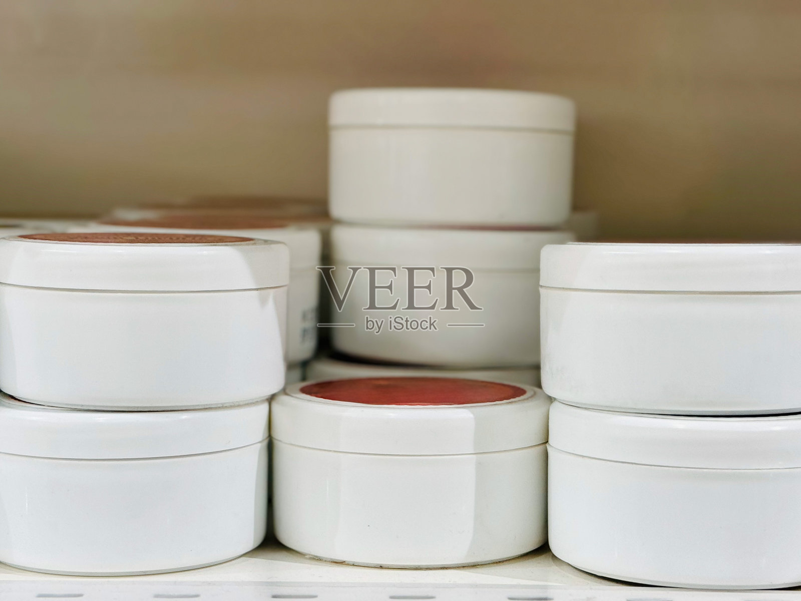 白色化妆品罐堆放在架子上照片摄影图片