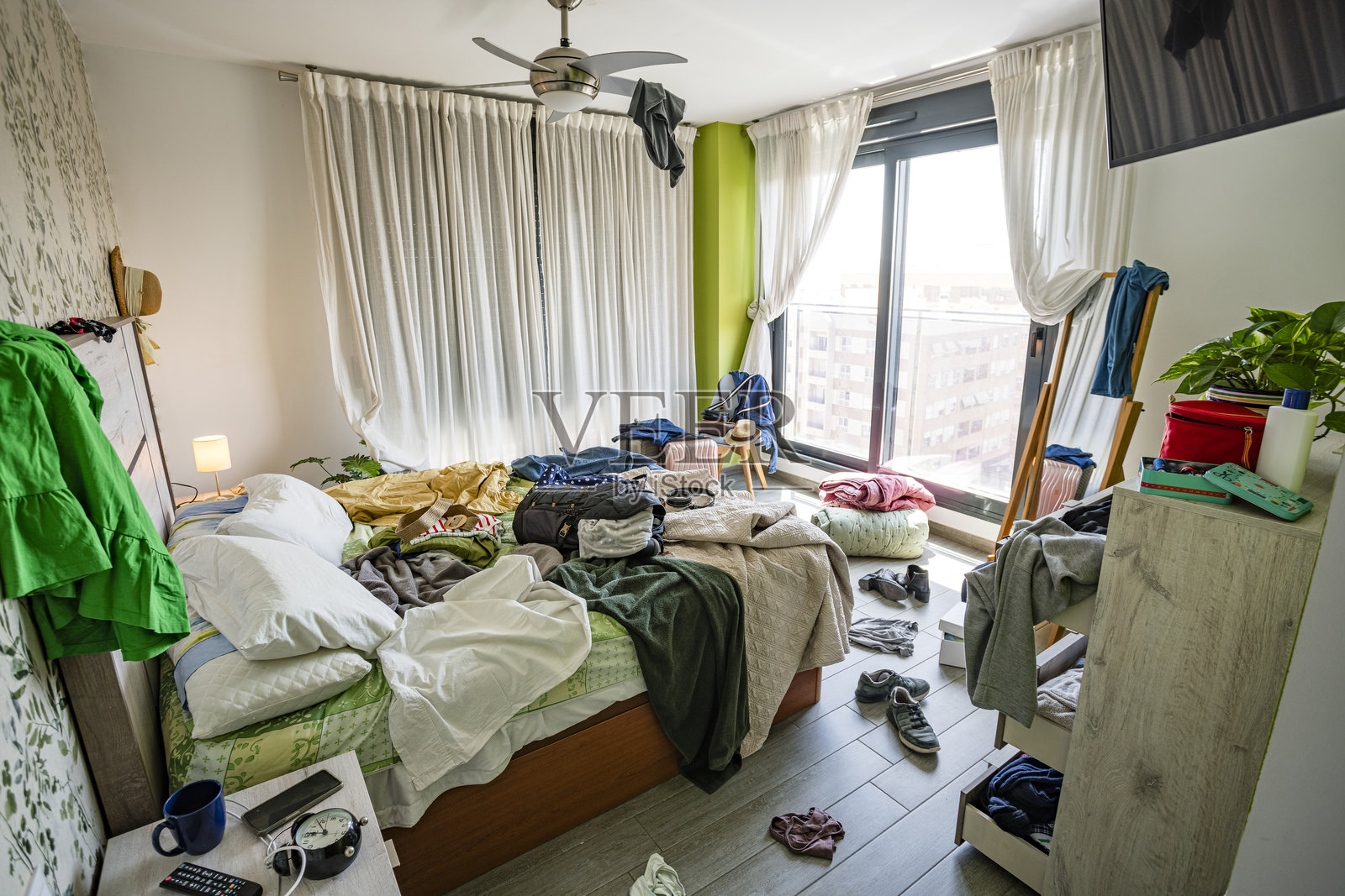 凌乱的成人卧室照片摄影图片