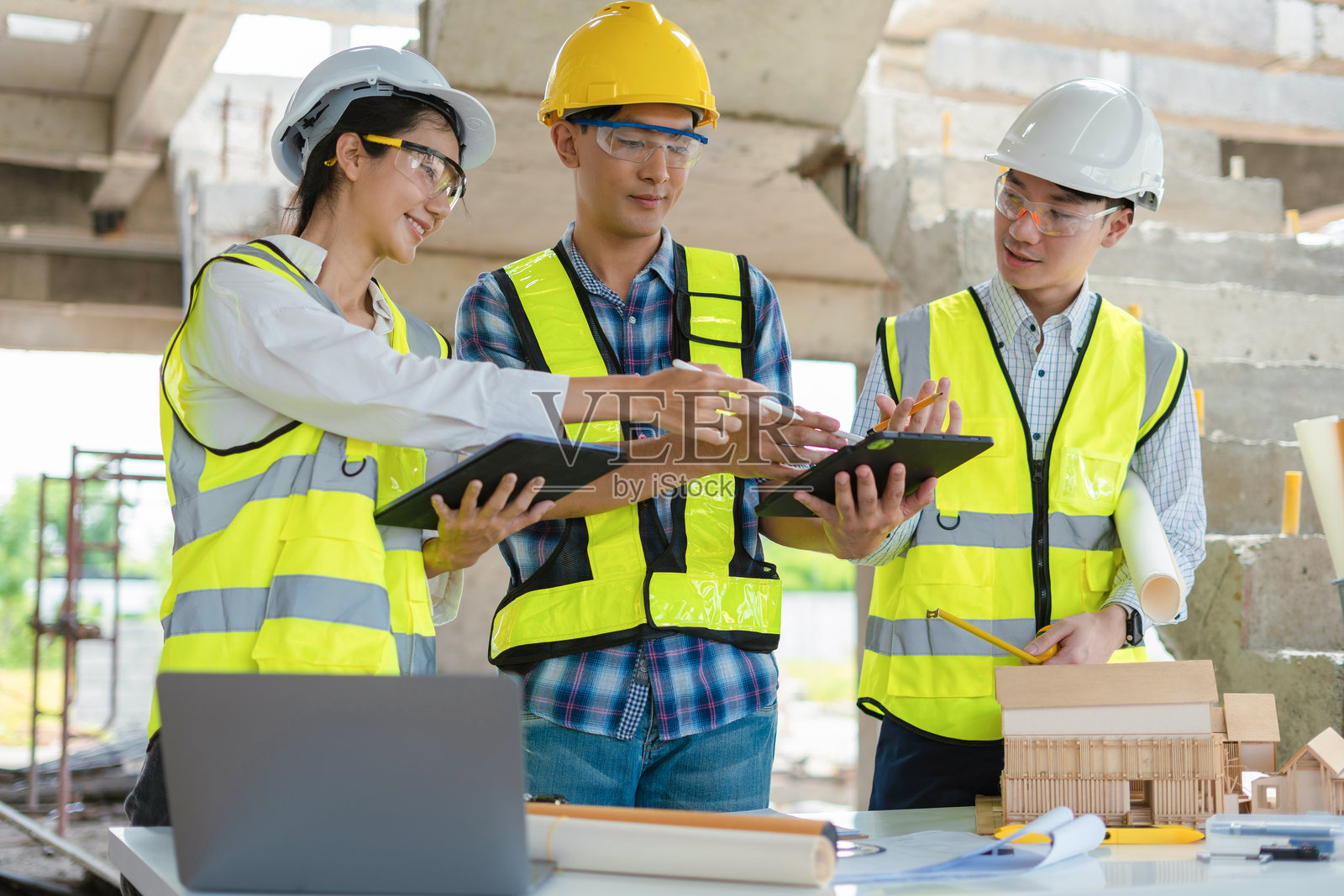 集团建筑师团队对施工现场的文件和业务流程进行检查。照片摄影图片