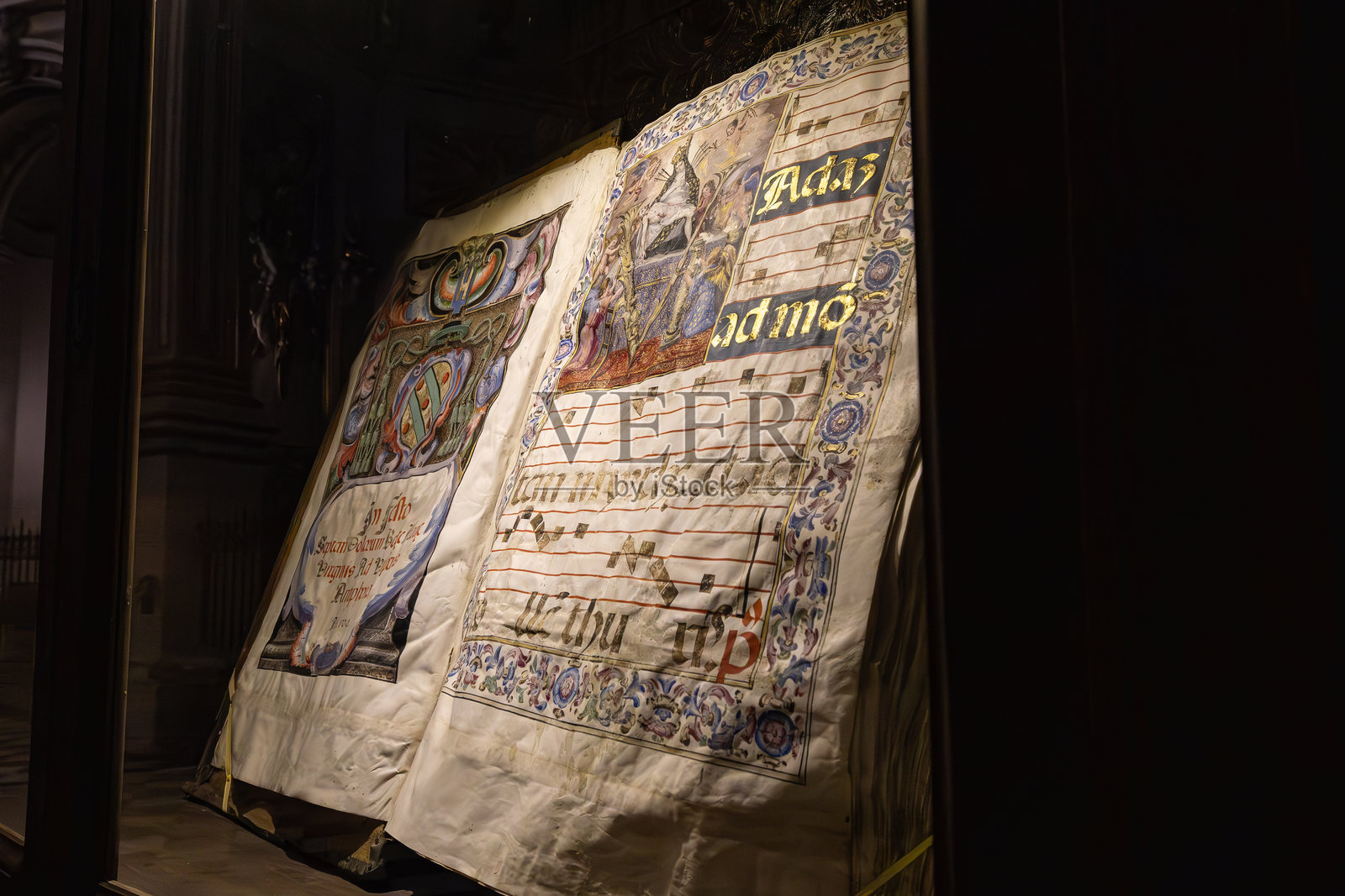 格拉纳达大教堂里的一本古代圣经。照片摄影图片