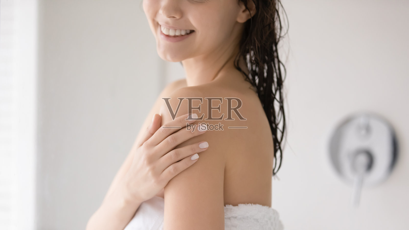 女人沐浴后抚摸柔软的身体皮肤特写照片摄影图片